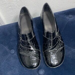 Women’s size 8 alligator pattern Clarks shoes.
